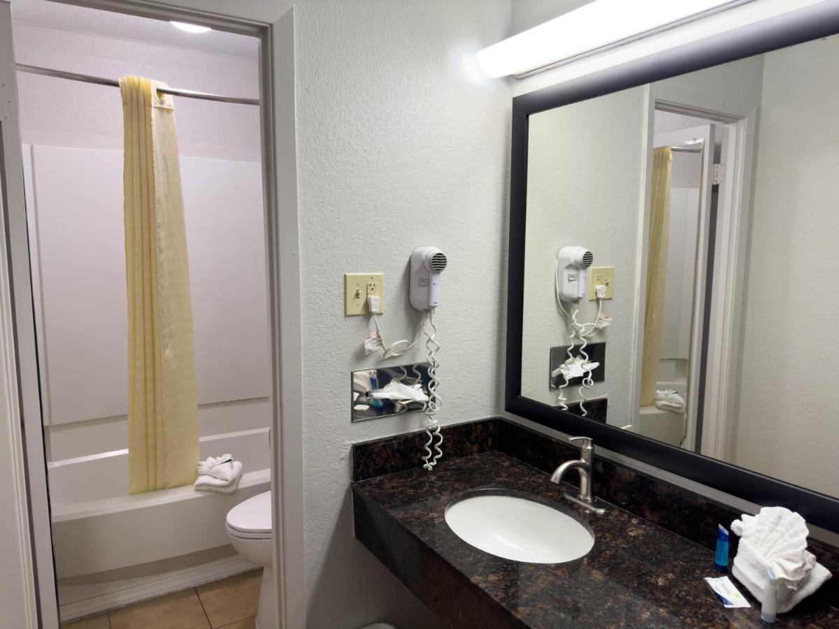 Americas Best Value Inn Остин Екстериор снимка